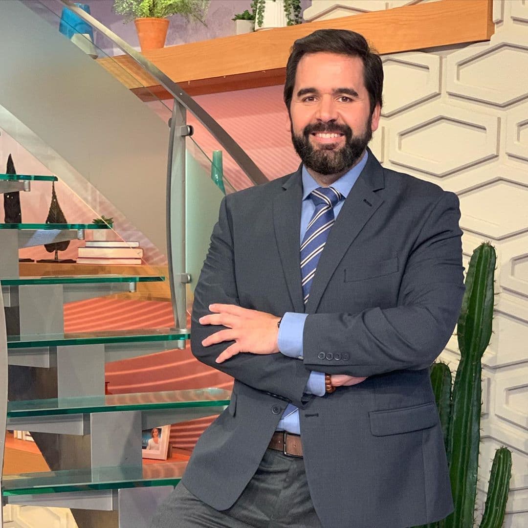 Y si hablamos de lindas sonrisas, la de Albert Martínez claro que no puede faltar.