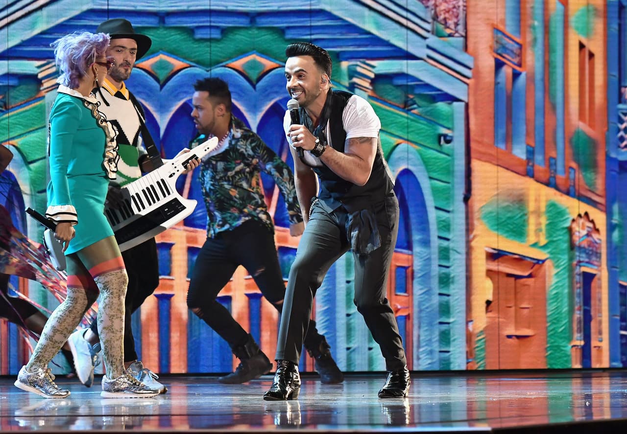 <b>2017, LUIS FONSI.- </b>Luis Fonsi interpretó una nueva versión de 'Despacito', tema que ganó el reconocimiento a Grabación del Año, acompañado de Li Saumet, vocalista de Bomba Estéreo.