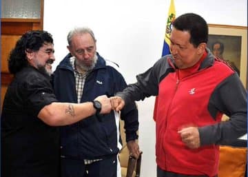 Algunos de los amigos más cercanos a Diego Armando Maradona fueron Fidel Castro y Hugo Chávez. Aquí una de las históricas postales.