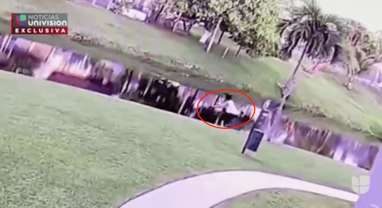 En ese lugar, la mujer lo empujó para que cayera al agua, pero los vecinos rescataron al niño.