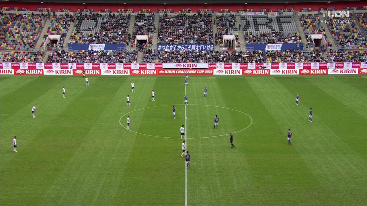 Arranca el partido y la pelota está en juego.
