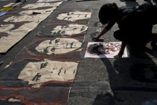 Las familias de los desaparecidos no cesan en su intento de tener noticias de ellos.