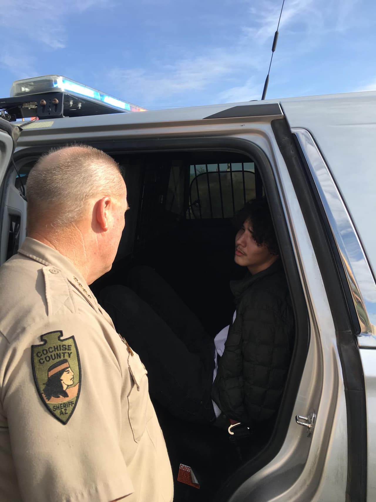 Los inmigrantes fueron entregados a la Patrulla Fronteriza para su procesamiento y el conductor fue recluido en la Cárcel del Condado de Cochise por cargos de delito grave de fuga, peligro y secuestro.