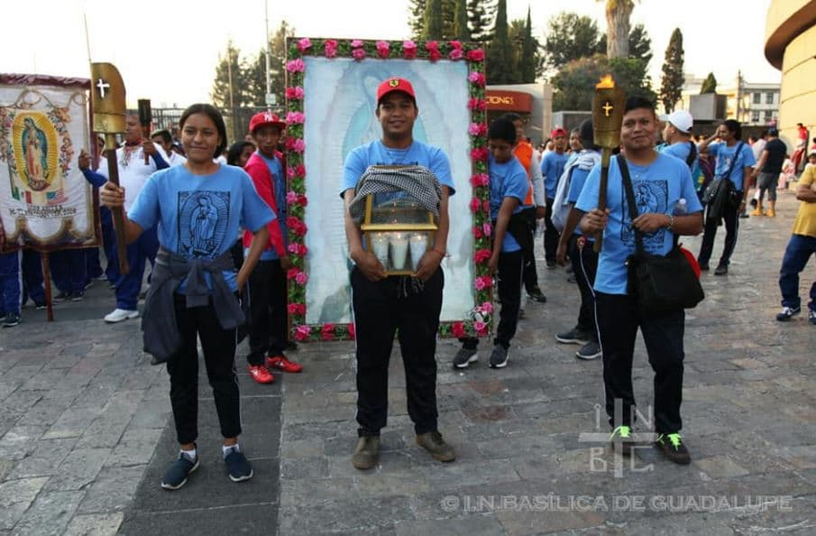 A través de camiones, en bicicleta o caminando, cientos de devotos llegan hasta el templo religioso para agradecer a la Virgen, por todo lo que, dicen, les ha ayudado durante este 2019 que está a punto de finalizar. 
<br>