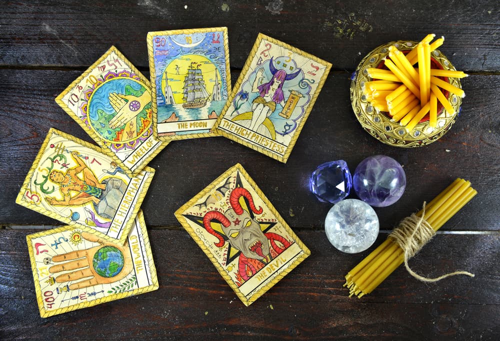 La persona debe barajar él mismo las cartas del tarot, como solemos hacer en cualquier lectura, pero lo debe hacer pensando en esa pregunta o inquietud que tenga en la mente. Después que esté seguro que ya pensó muy bien en esa cuestión que le preocupa, se detiene y parte la baraja con la mano derecha.
