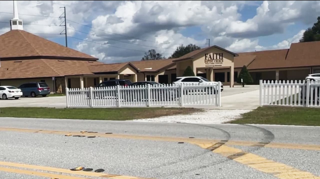 Niño muere y otro queda herido tras atropello frente a iglesia en Winter Haven; conductor huyó