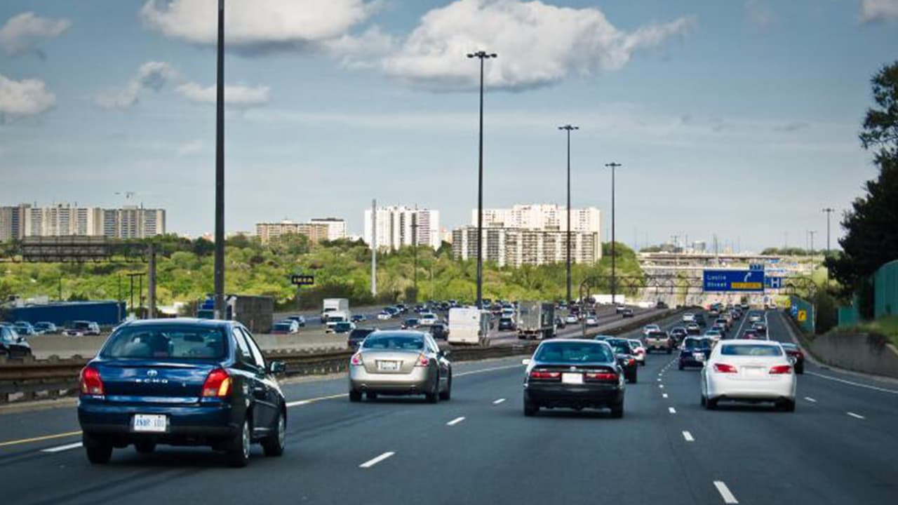 <b>Aprovecha el encendido/apagado</b>
<br>
<b>Si tu auto cuenta con sistema de encendido y apagado, actívalo</b>. Este sistema te puede ahorrar hasta el 10 por ciento del consumo regular en tu combustible.