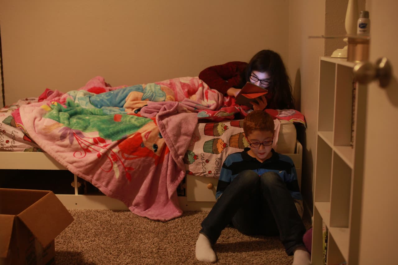 La familia renta un apartamento en Texas con la ayuda de una ONG, que además les donó muebles y también ropa.