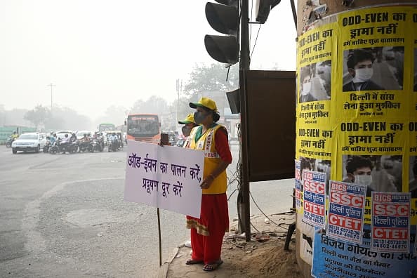 Voluntarios han salido a las calles de la capital india con cubrebocas para monitorear que los vehículos cumplan con la restricción ambiental. 
<br>