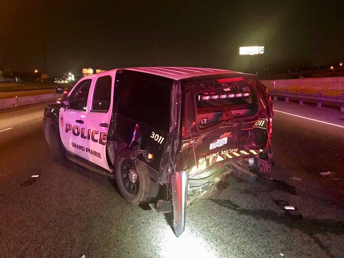 Sujeto estrella su auto contra una patrulla en una autopista de Texas