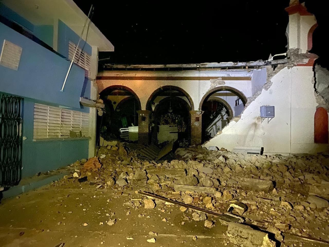 Esta es la iglesia católica de Guayanilla y la fotografía fue tomada luego del sismo de 6,4 que se registró en la madrugada.