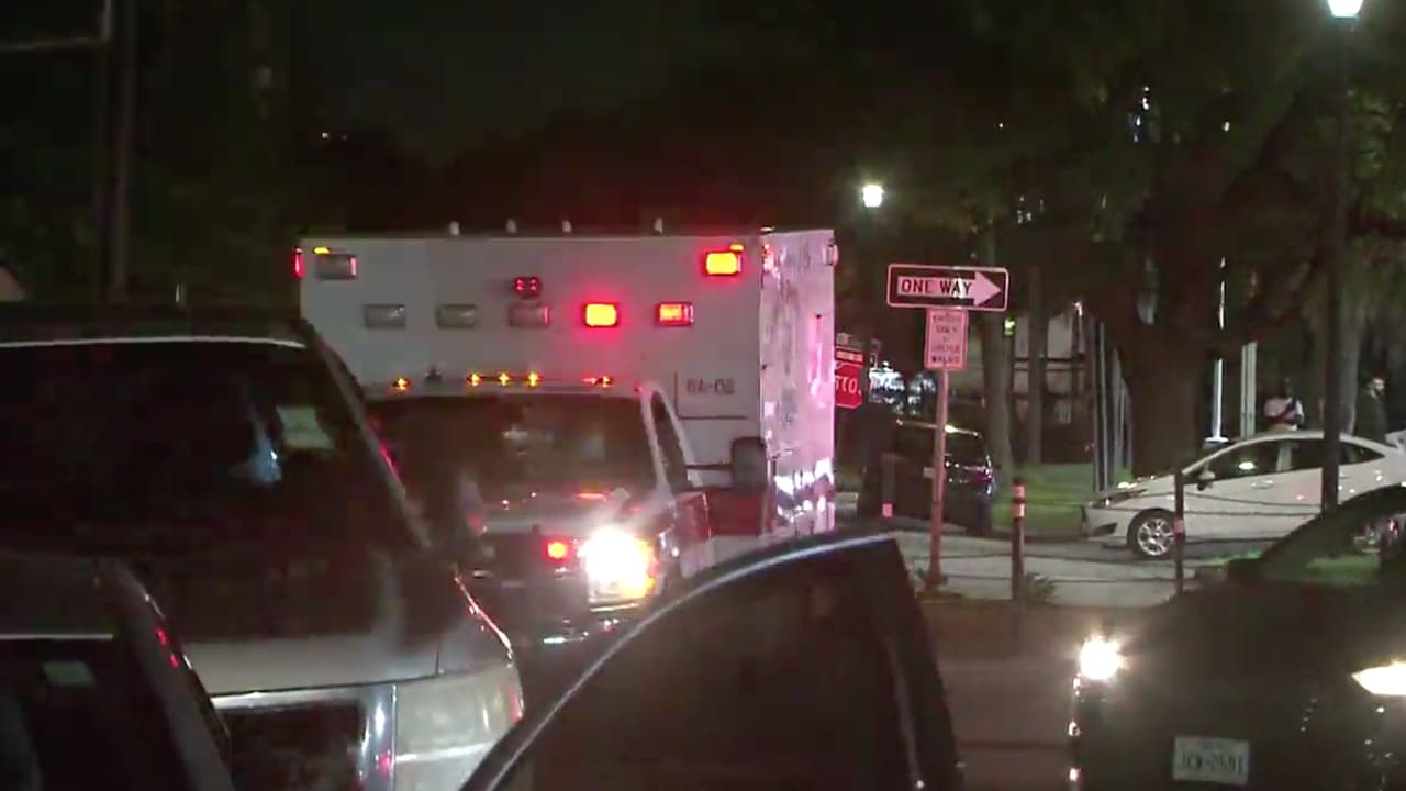 Oficiales de la oficina el sheriff del condado de Harris auxiliaban en la vigilancia del club nocturno cuando un sospechoso comenzó a disparar dentro del establecimiento a la multitud.