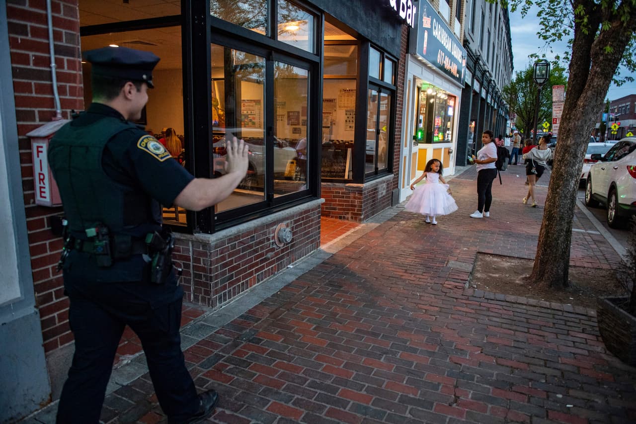 <b>Oficial de patrulla: </b>El deber de un oficial de patrulla es proteger y servir, en la comunidad o presentando informes en la oficina.
<br>El salario varía entre 48,600 dólares y $65,540 al año
<b> </b>y solo se requiere certificado de secundaria.