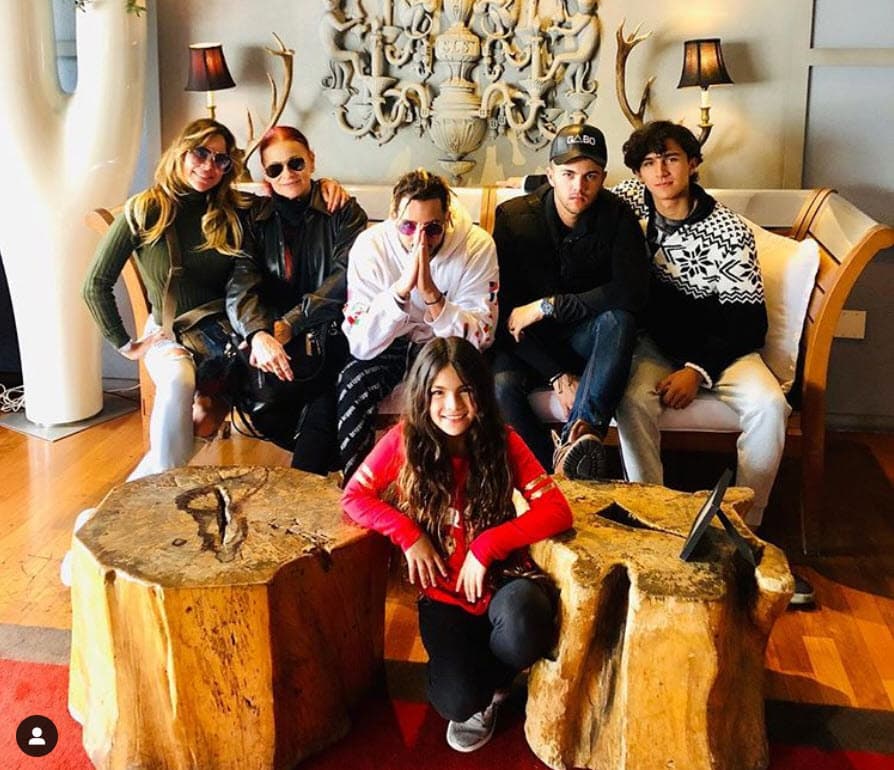 Su segundo retoño es Alejandro (extremo derecha).