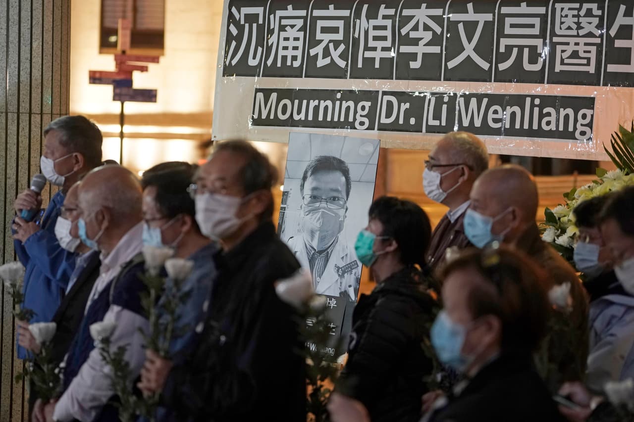Aunque el Tribunal Supremo chino criticó hace 10 días a la Policía de Wuhan por su actuación con el médico, Li ya estaba para entonces contagiado y los casos de coronavirus se contaban por millares en el país. La fotografía fue tomada en una vigilia en honor a Wenliang, en Hong Kong, en donde los asistentes llevan máscaras para protegerse del coronavirus.