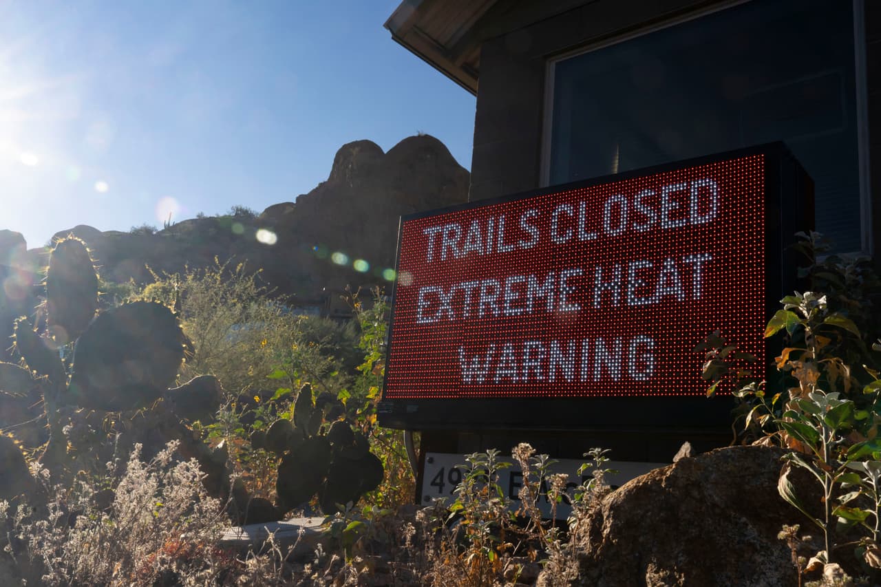 Un letrero avisa que un sendero para excursionistas está cerrado debido al exceso de calor, en la montaña Camelback, el jueves 19 de marzo del 2026, en Phoenix, Arizona. (AP Foto/Rebecca Noble)