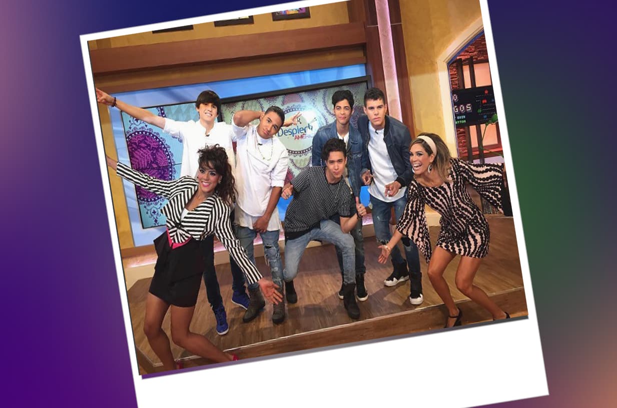 El día de las nominaciones fueron parte de los invitados de 'Despierta América', y alborotaron a las chicas retro del estudio para posar en esta memorable foto.