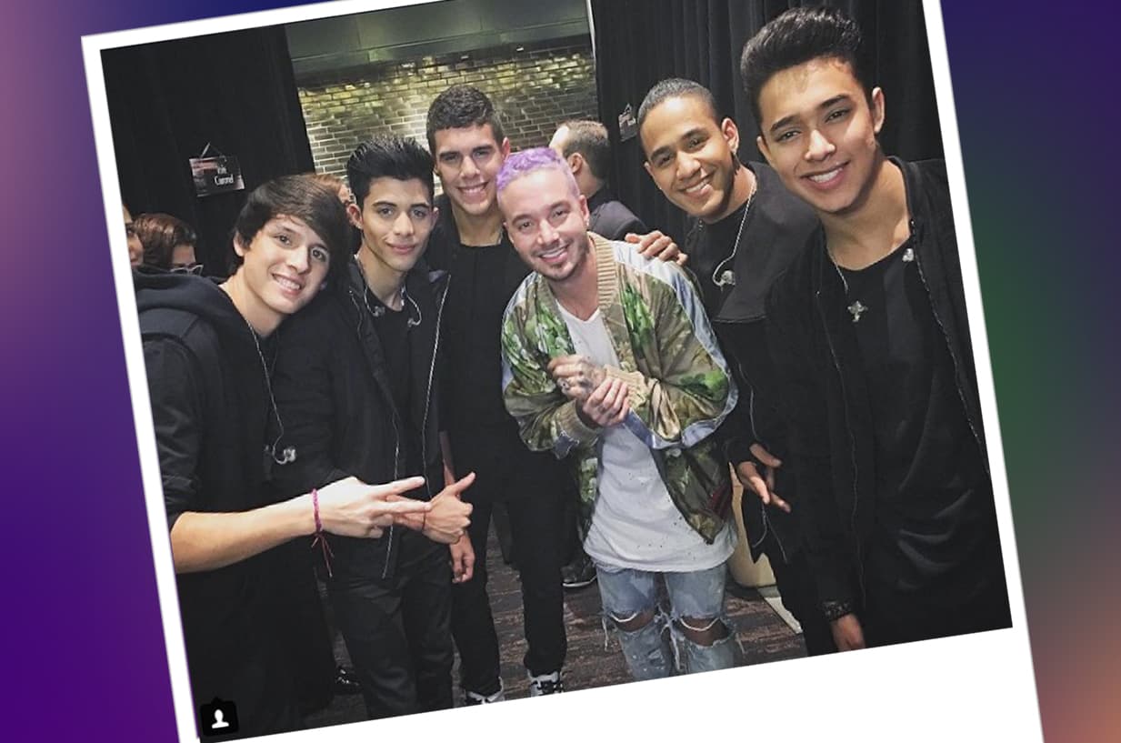 El el álbum de sus aventuras descubrimos una foto con J Balvin, él es uno de los ídolos de esta boyband.