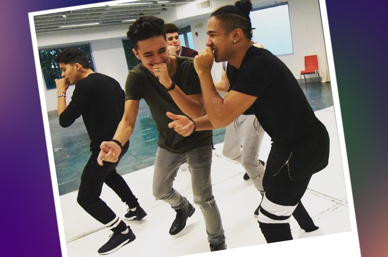 Para sorprender a los fanáticos es necesario ensayar mucho, y ellos lo hacen una forma muy divertida.