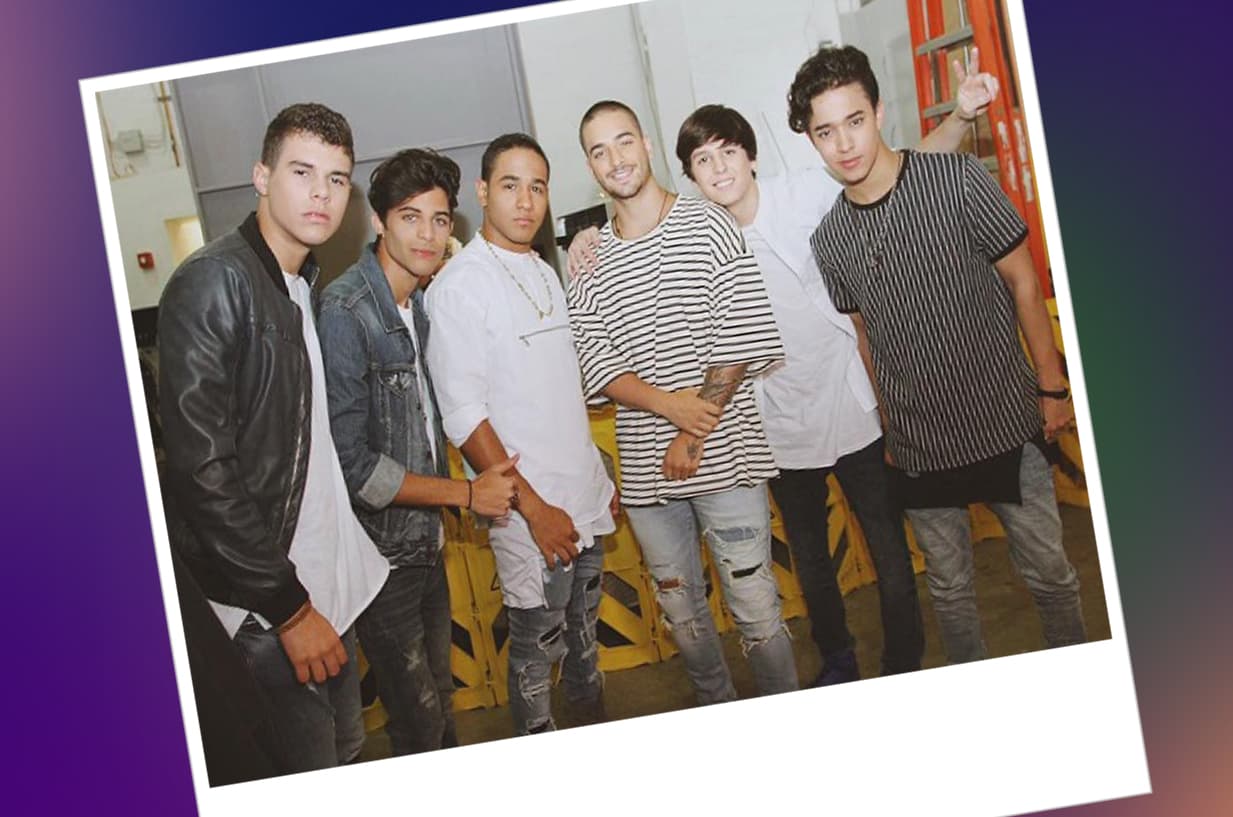 Entre sus amigos también está el reggaetonero Maluma, quien posó con la boyband muy sonriente y feliz, pues también está nominado a Premios Juventud.