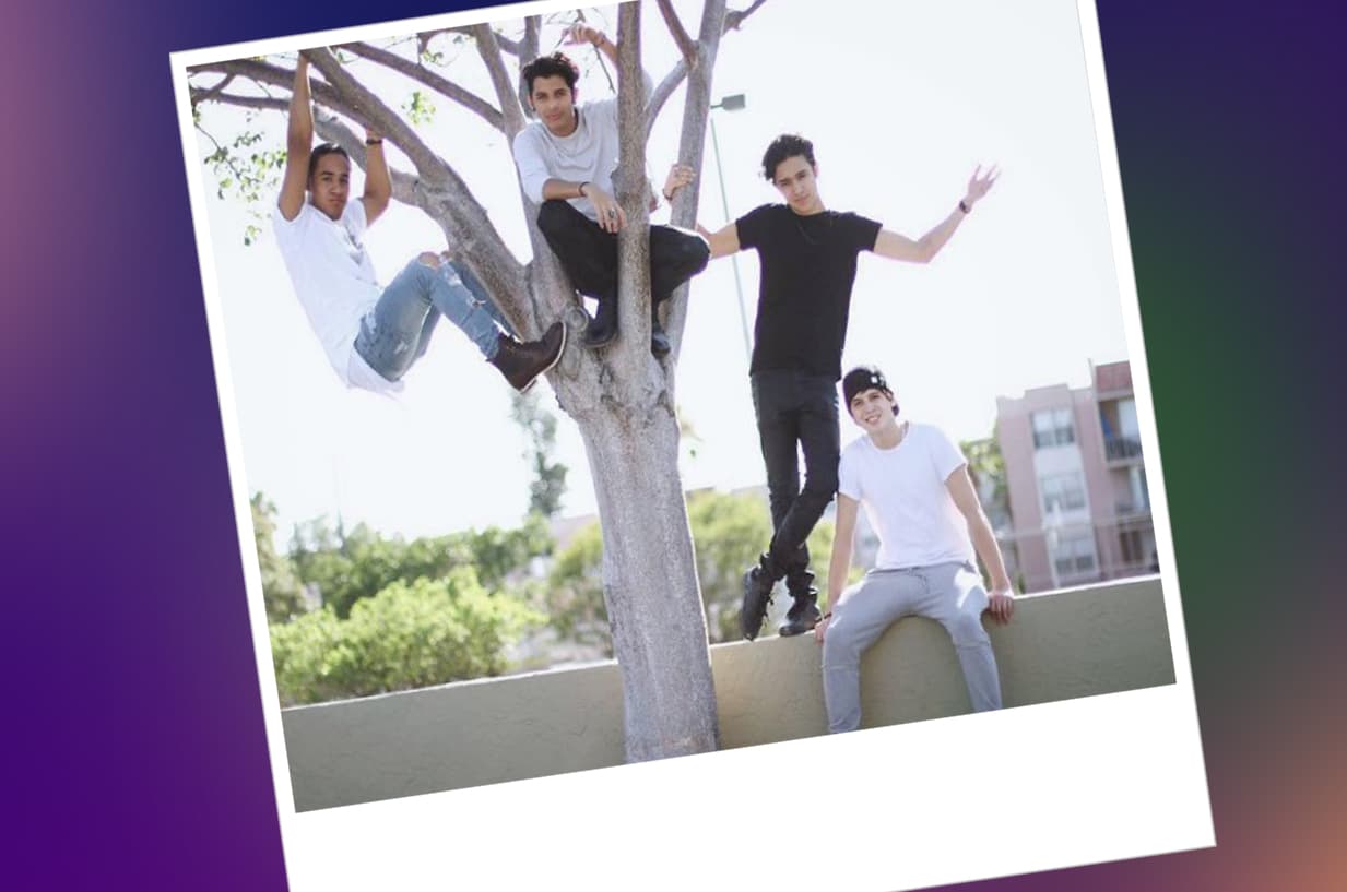 Y cuando ya no hay nada qué hacer, sacar al niño que llevan dentro, trepando a un árbol es el mejor entretenimiento.