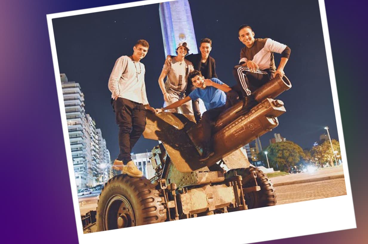 Han visitado países como Argentina, en donde han conocido a sus fanáticos. Por supuesto, durante las giras lo pasan genial.