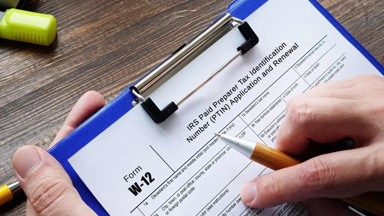 Para pagar lo que debes al IRS puedes ingresar a la página IRS.gov/pagos, ahí te dan diferentes opciones para que puedas saldar tu cuenta.