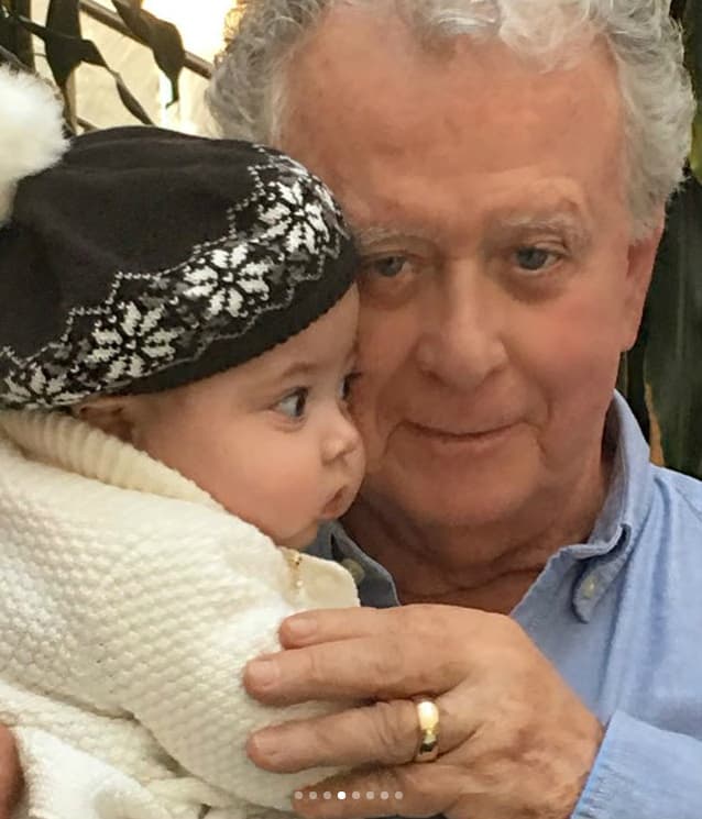 Don Juan Legarreta disfrutó mucho de la reunión familiar y de cargar una de las más pequeñas integrantes de la familia.