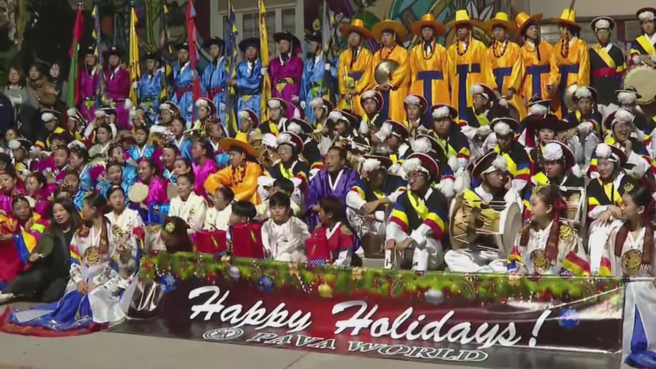 Desfile de Navidad de Hollywood congrega a miles de espectadores en Los Ángeles