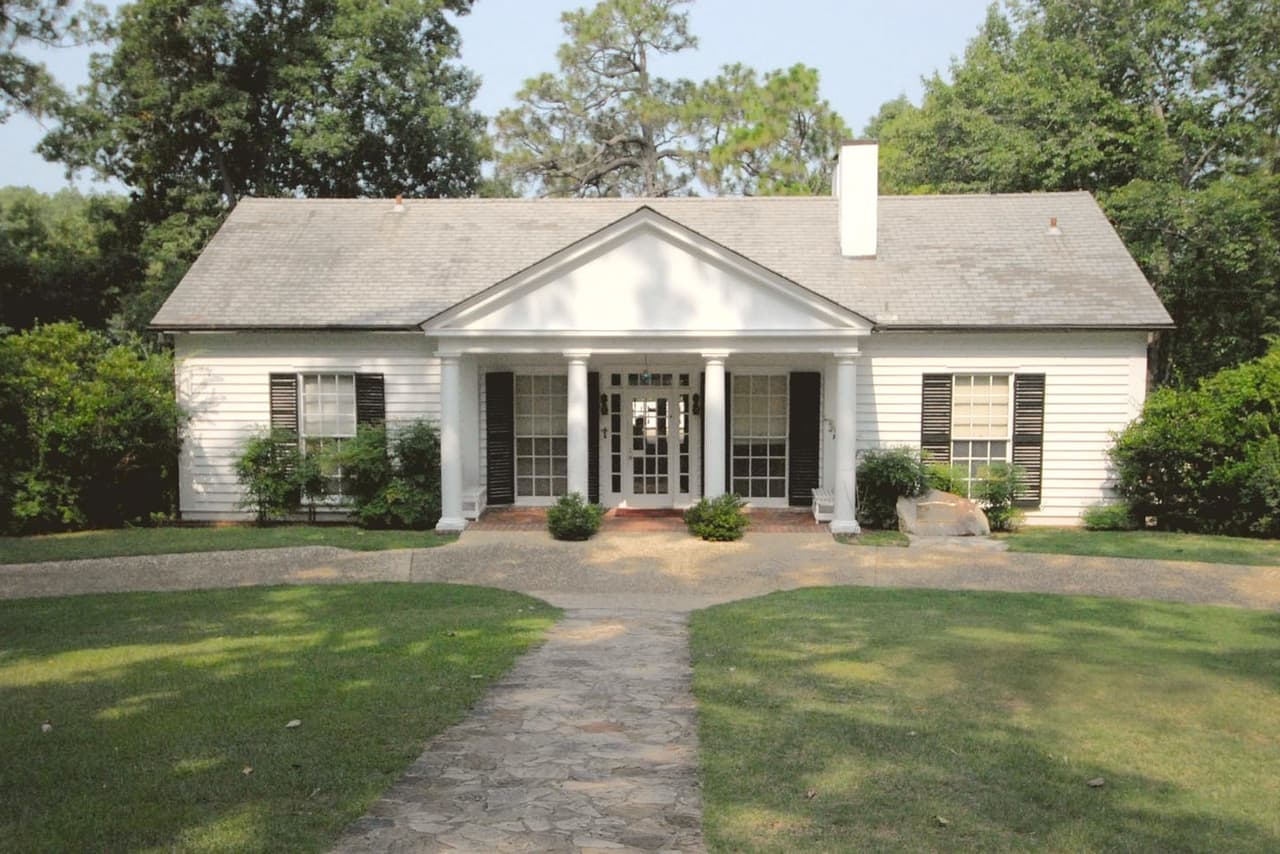 <b>ROOSEVELT’S LITTLE WHITE HOUSE (WARM SPRINGS)</b>: El expresidente Franklin Delano Roosevelt se enamoró de Warm Springs, Georgia debido a la naturaleza curativa de las aguas aquí. Los visitantes pueden ver el Sitio Histórico de la Pequeña Casa Blanca para aprender más sobre el exmandatario y lo que representaba la ciudad en la década de 1930. Roosevelt construyó esta casa mientras era gobernador de Nueva York antes de convertirse en presidente, en busca de alivio y cura para su polio. Nadó en las aguas de manantial de 88 grados, lo que no curó su enfermedad, pero le trajo consuelo y mejoras de salud, según la historia.