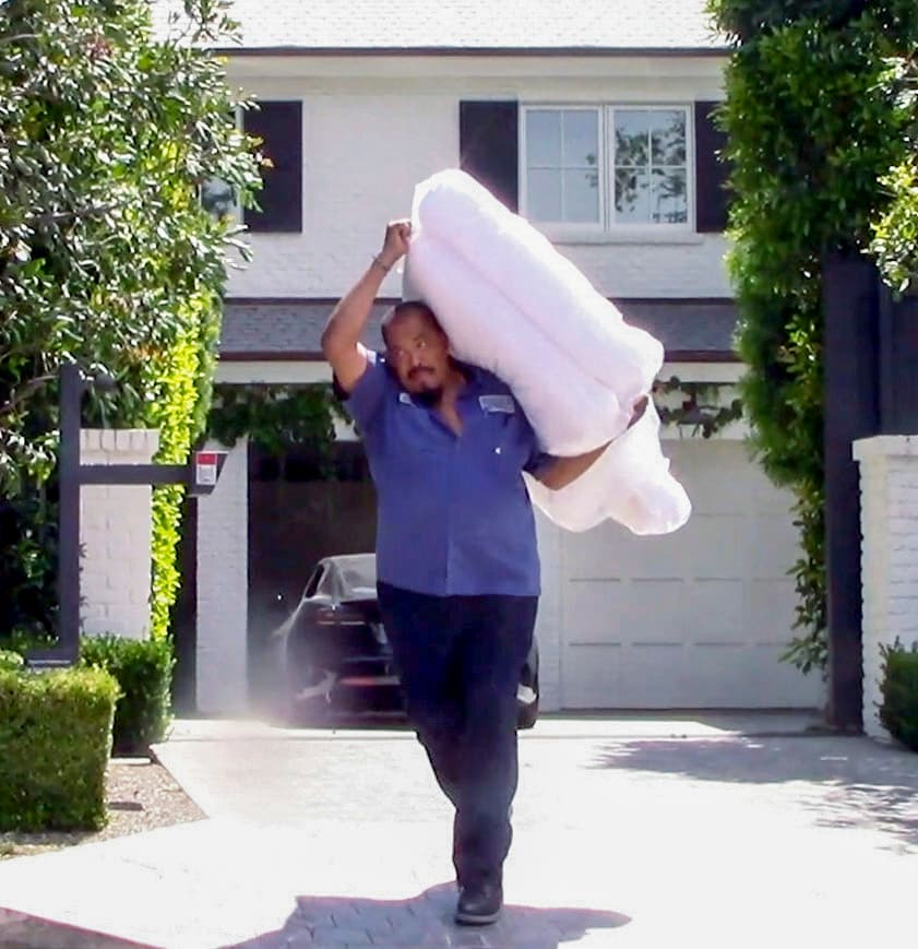 También estaban algunos trabajadores cargando cosas que sacaban de la residencia. 
<br>