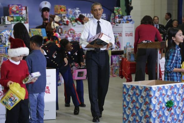En todo momento, Obama se mostró con una sonrisa muy grande, ayudando en la entrega de cada juguete.