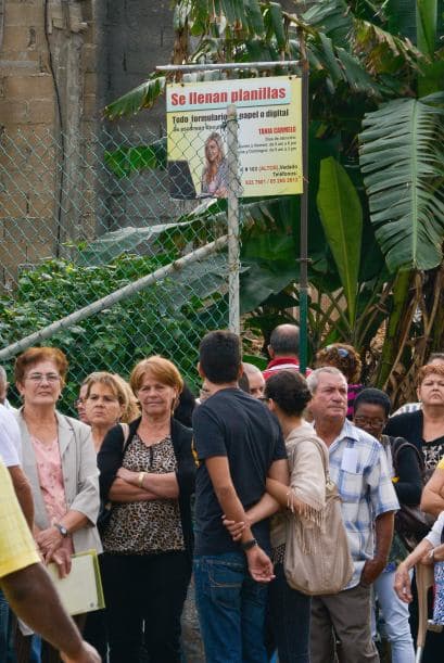 Mientras el gobierno de EE.UU. volvió a pedir a Cuba la liberación del contratista estadounidense Alan Gross durante la ronda de diálogo migratorio que tuvo lugar el jueves, en una sesión que se cerró sin aparentes avances, los cubanos trataban de llegar a las oficinas de la Sección de Intereses en La Habana, con la esperanza de conseguir una visa. "La delegación estadounidense reiteró su llamado a la liberación de Alan Gross, que fue arrestado por las autoridades cubanas el 3 de diciembre de 2009 y más tarde sentenciado a 15 años en prisión", dijo la portavoz del Departamento de Estado, Jen Psaki, en un comunicado. El diálogo migratorio es uno de los intercambios políticos más importantes que sostienen ambos países, sin relaciones diplomáticas desde 1962. La segunda ronda celebrada ayer estuvo centrada en asuntos como "la cooperación (bilateral) en aviación de seguridad, búsqueda y rescate y fraude de documentos consulares", según Psaki. "La delegación estadounidense subrayó las áreas donde ha habido cooperación exitosa, en materia de migración, en cuanto al intercambio de información sobre la prohibición de inmigrantes indocumentados y a la hora de clarificar aspectos de los recientes cambios de Cuba en política migratoria". Al igual que en la reunión de julio de 2013, la delegación cubana en el diálogo estuvo encabezada por la directora del Ministerio de Relaciones Exteriores de Cuba, Josefina Vidal; y la estadounidense por el subsecretario de Estado adjunto de EEUU para Latinoamérica, Alex Lee.