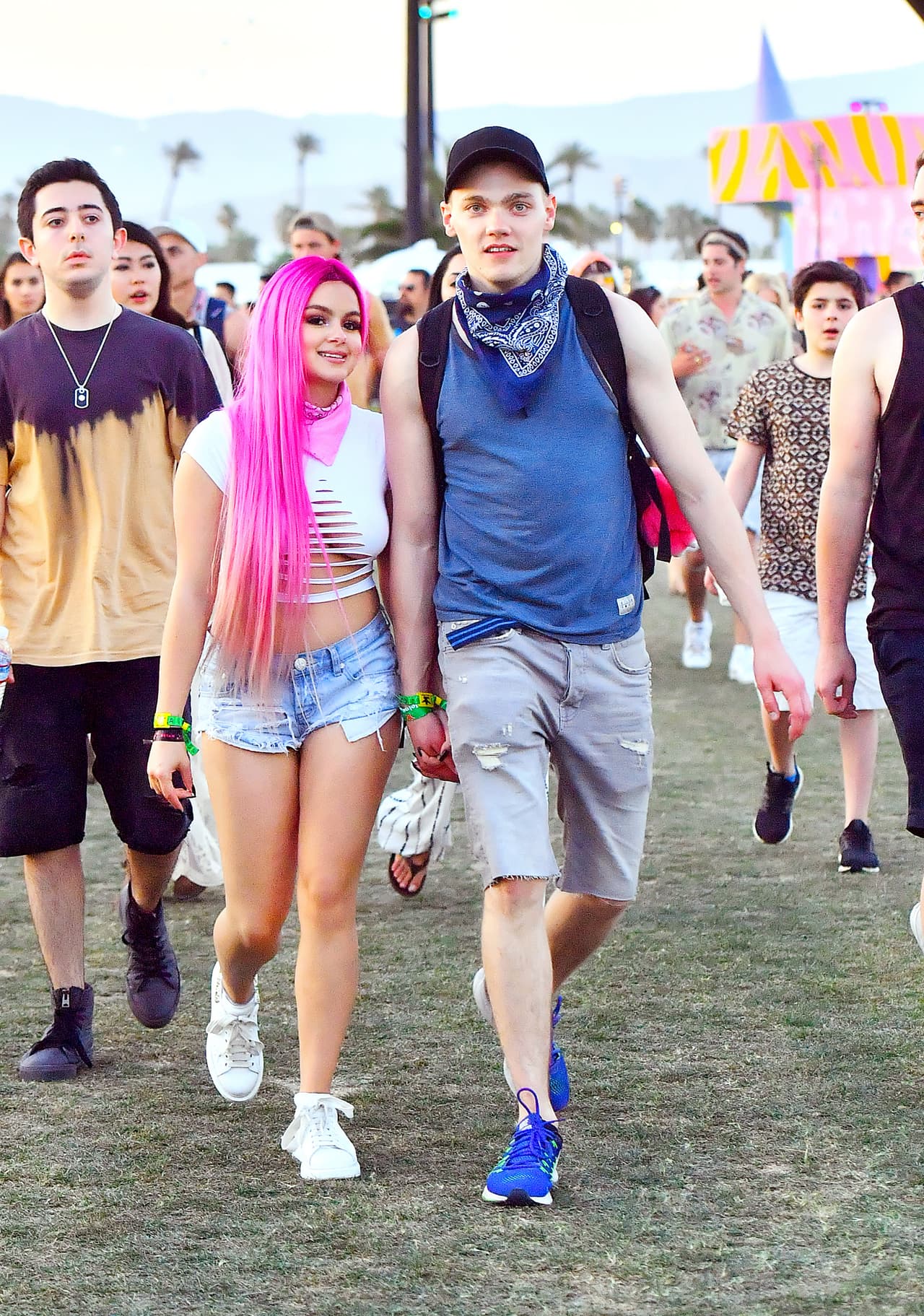 Ariel Winter, parte del elenco de 'Modern Family', complementó su llamativa cabellera (una peluca) con unos shorts ultra cortos.