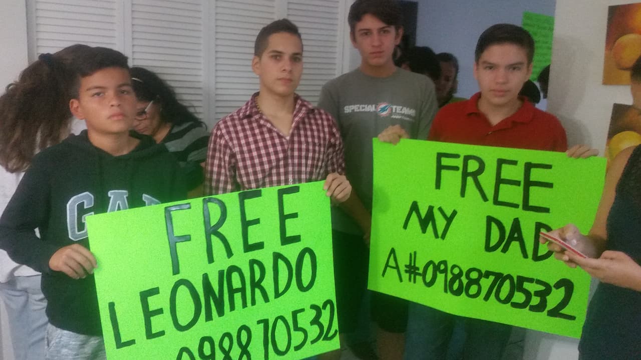 Javier, el hijo de Leonardo Morales (derecha), junto a amigos en su casa de Miami piden a las autoridades que liberen al inmigrante.