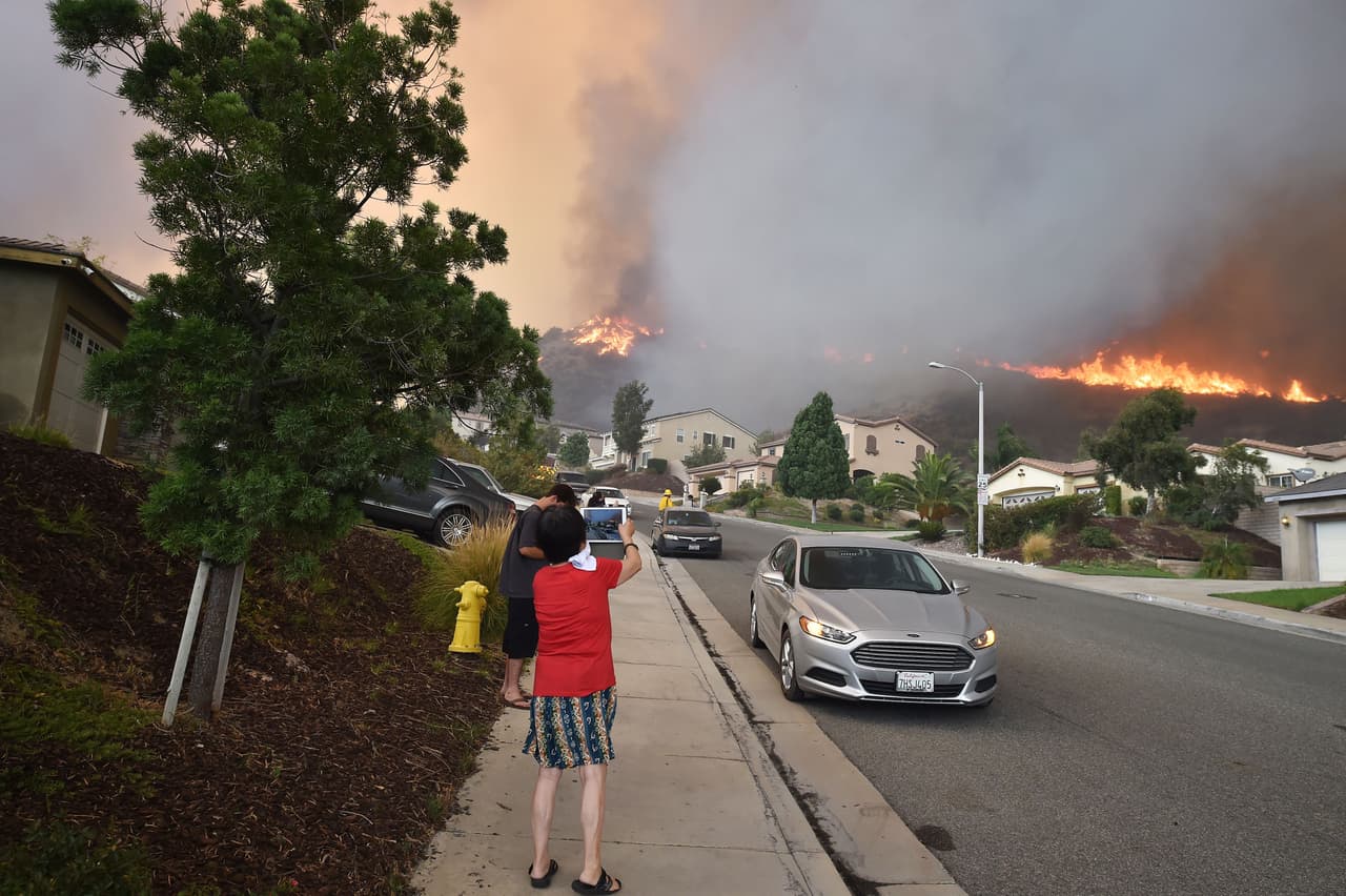 <b>Los Ángeles</b>.
<br>
<br>El aumento del nivel del mar, los incendios forestales y el incremento de las temperaturas que ha impulsado el cambio climático ponen en riesgo a la ciudad más grande de California. El condado de Los Ángeles publicó un informe que proyecta que 
<a href="https://beaches.lacounty.gov/sea-level-rise/"><u>algunas playas podrían estar 100% bajo el agua para el 2100</u></a>.
<br>
<br>Según un análisis de GoBankingRates, de donde se basa esta galería, el aumento de la temperatura de la tierra está impactando a la economía en general y 
<a href="https://www.gobankingrates.com/investing/real-estate/climate-change-will-seriously-hurt-homes-booming-towns/"><u>en las próximas décadas afectará especialmente el valor de las propiedades y el costo de los seguros</u></a>.