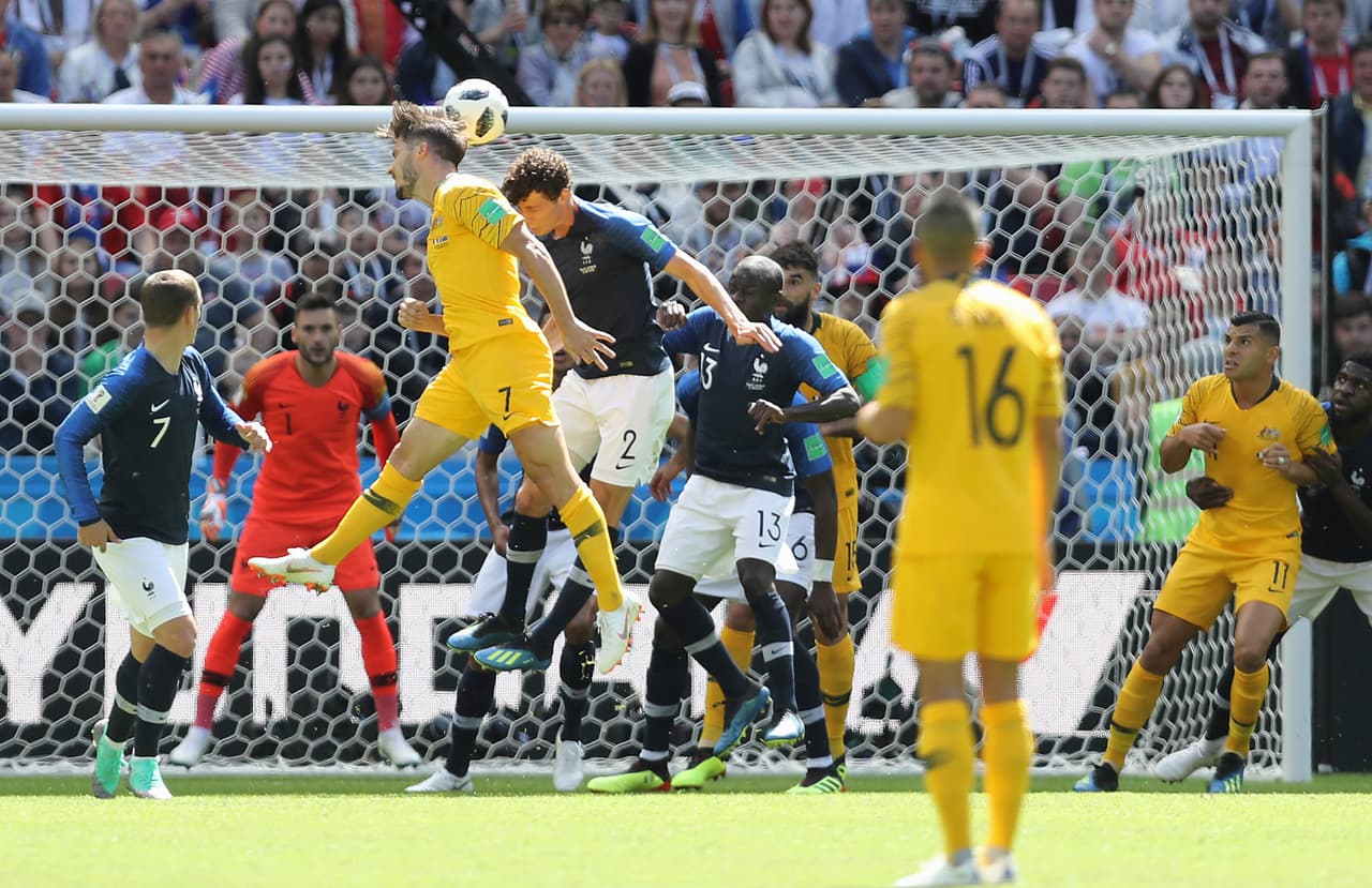 La primera aproximación de los Socceroos llegó cerca del minuto 20 cuando Mathew Leckie cabeceó en el área y Corentin Tolisso desvió la trayectoria.