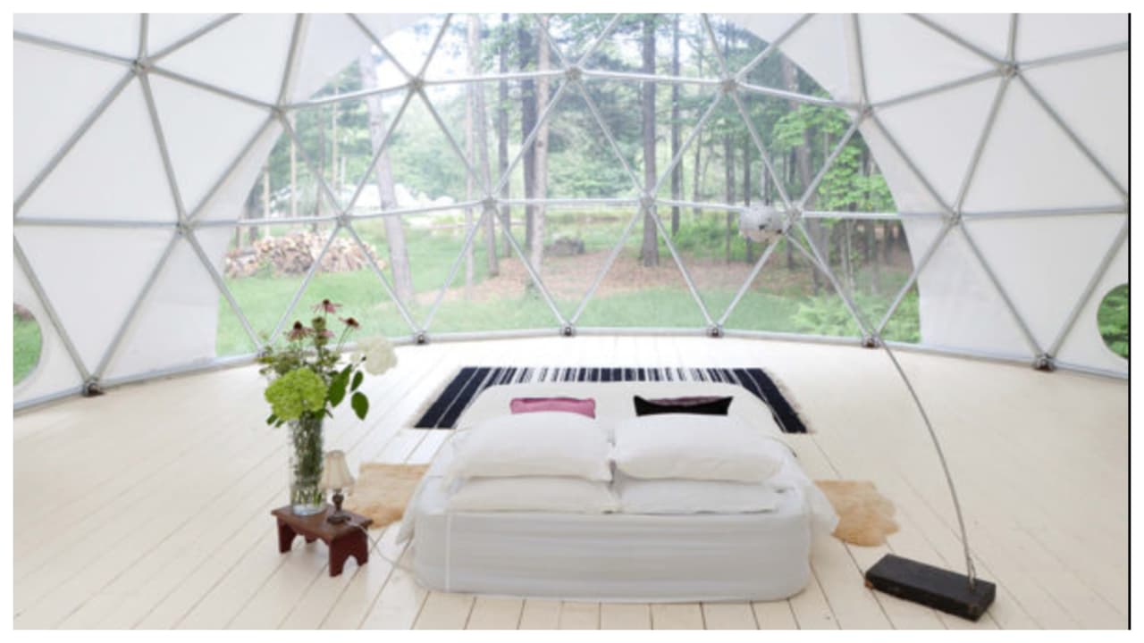 En el domo, 
<b>hay piso de madera y ventanas para el flujo </b>de aire y para evitar la entrada de insectos. Y si alguien no quiere dormir en él, también se renta como espacio para talleres, sesiones de fotos, y actividades sociales.