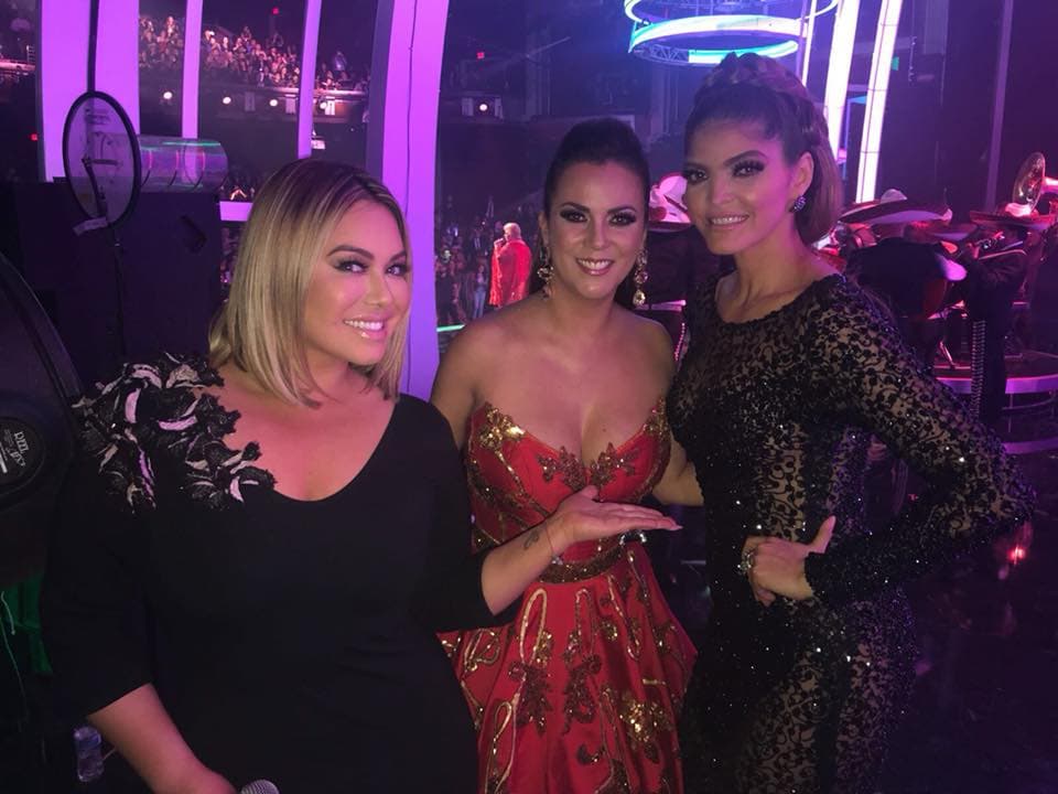Uno de los números principales fue el homenaje que le hicieron 'Chiquis' Rivera, Edith Márquez y Ana Bárbara a Paquita la del Barrio. Aquí vemos a las tres listas para entrar al escenario.