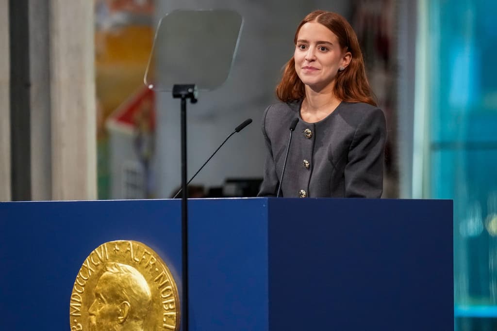 Hija de María Corina Machado recibe la medalla y el diploma del Nobel de la Paz en nombre de su madre, a quien esperan en Oslo