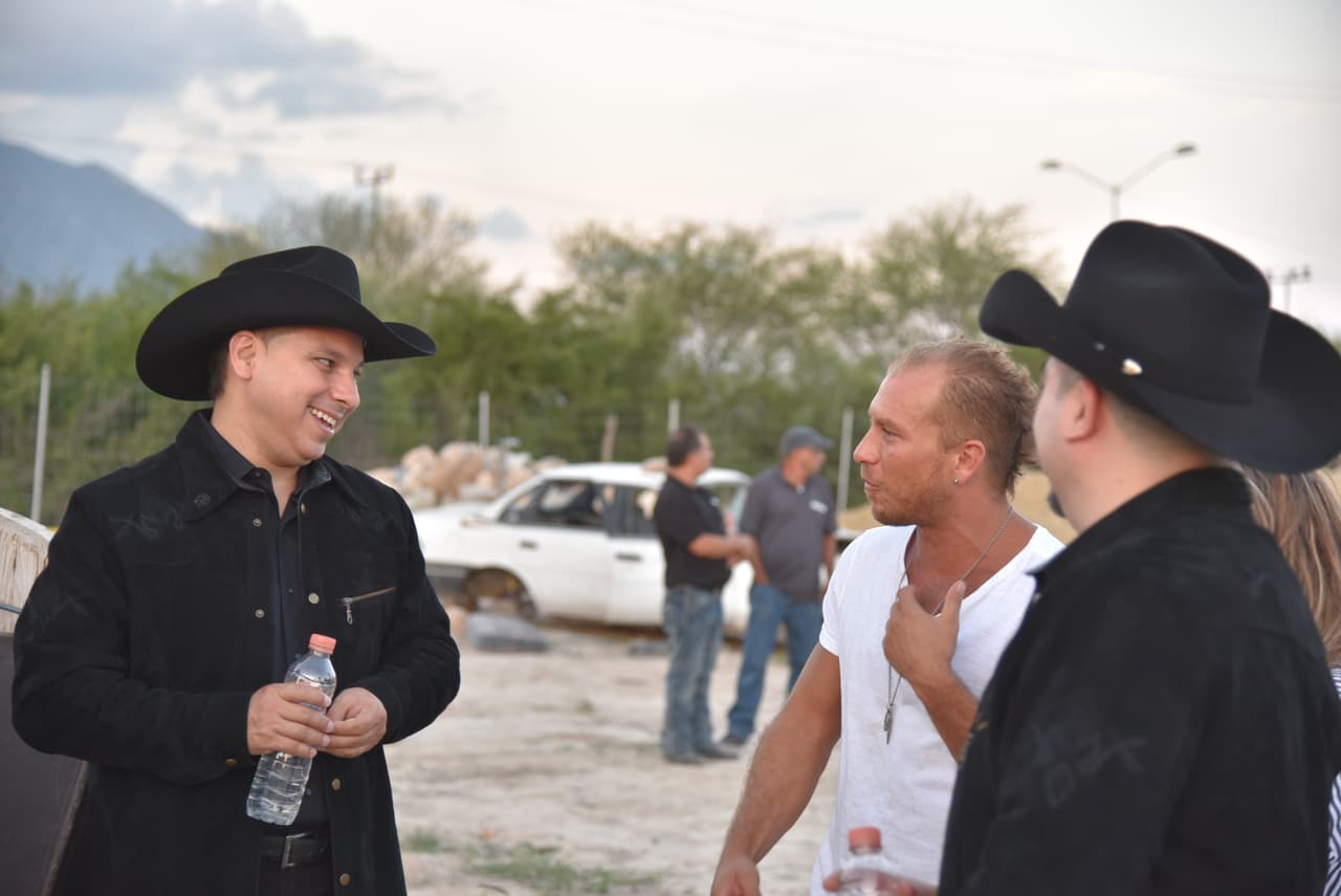 Marlene Favela y Salvador Zerboni son los protagonistas de esta historia de desamor y en las fotos, se puede apreciar la buena convivencia entre ellos y la agrupación norteña.