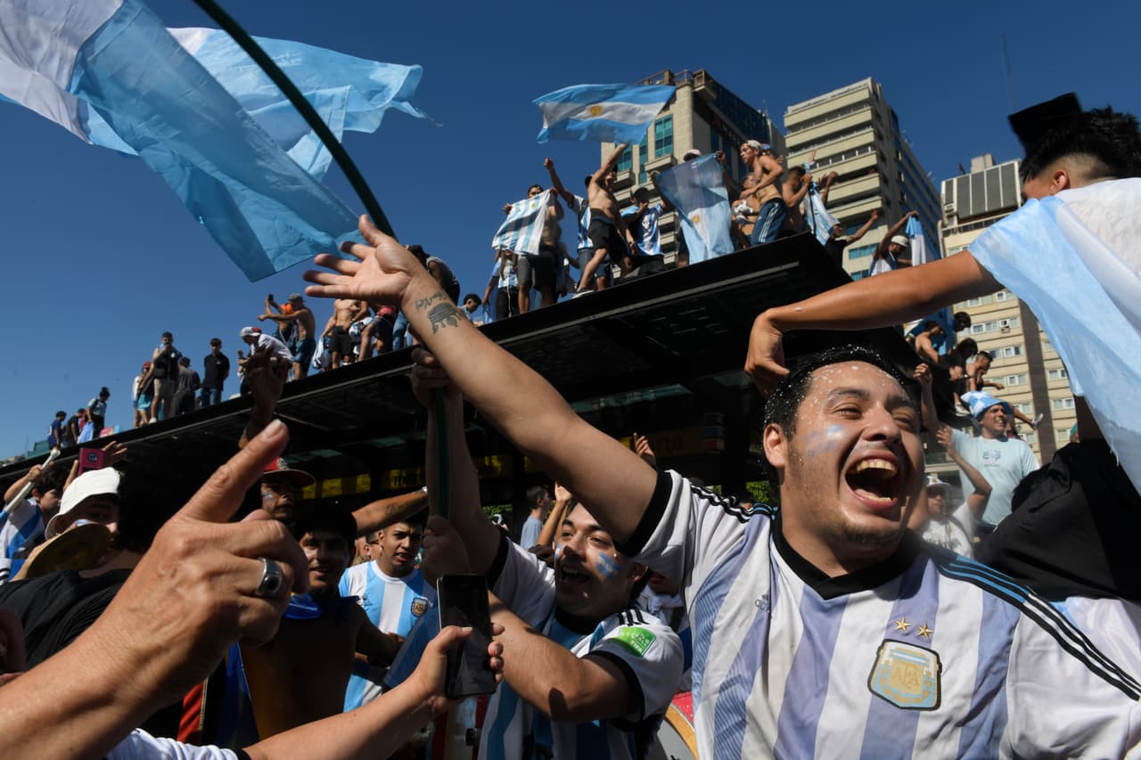 La elogiada actuación de la selección argentina en Qatar unió a la población con una alegría poco común en un país afectado desde hace años por una de las peores tasas de inflación del mundo y por una creciente pobreza.