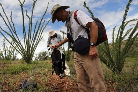 A este respecto, fija la obligatoriedad de los tres niveles de Gobierno (federal, estatal, municipal) de coordinarse y combatir la corrupción entre los agentes migratorios con controles de confianza.