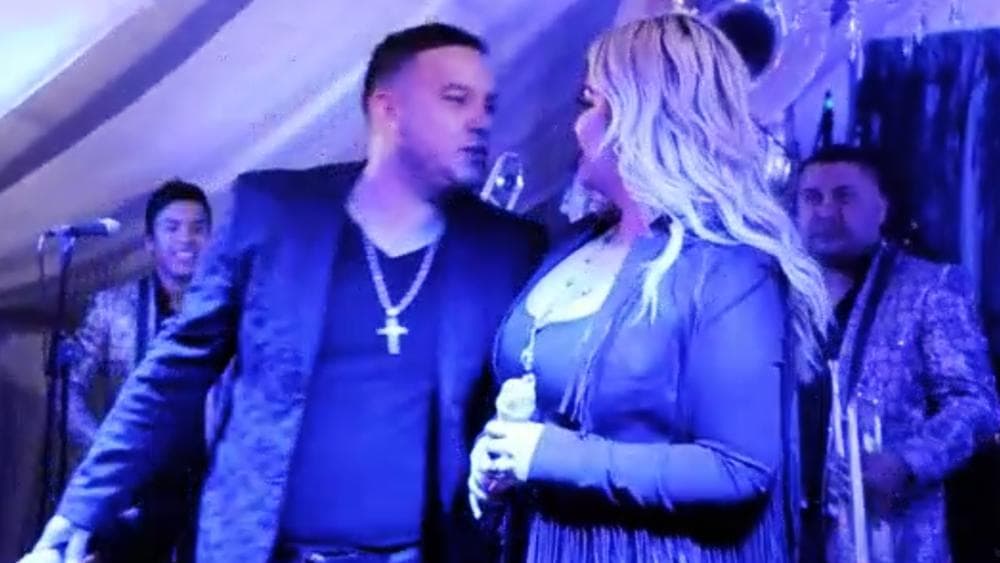 A pesar del rompimiento e independientemente del video dado a conocer por la ex de Lorenzo, donde él aparece durmiendo en su sofá, Lorenzo y Chiquis mantenían una buena amistad, que les permitió seguir con sus proyectos:
<b><a href="https://www.univision.com/shows/el-gordo-y-la-flaca/chiquis-rivera-tiene-una-razon-para-seguir-usando-el-anillo-de-compromiso-de-su-ex-lorenzo-mendez-video" target="_blank">la pareja tenía programada una gira en conjunto</a></b>.