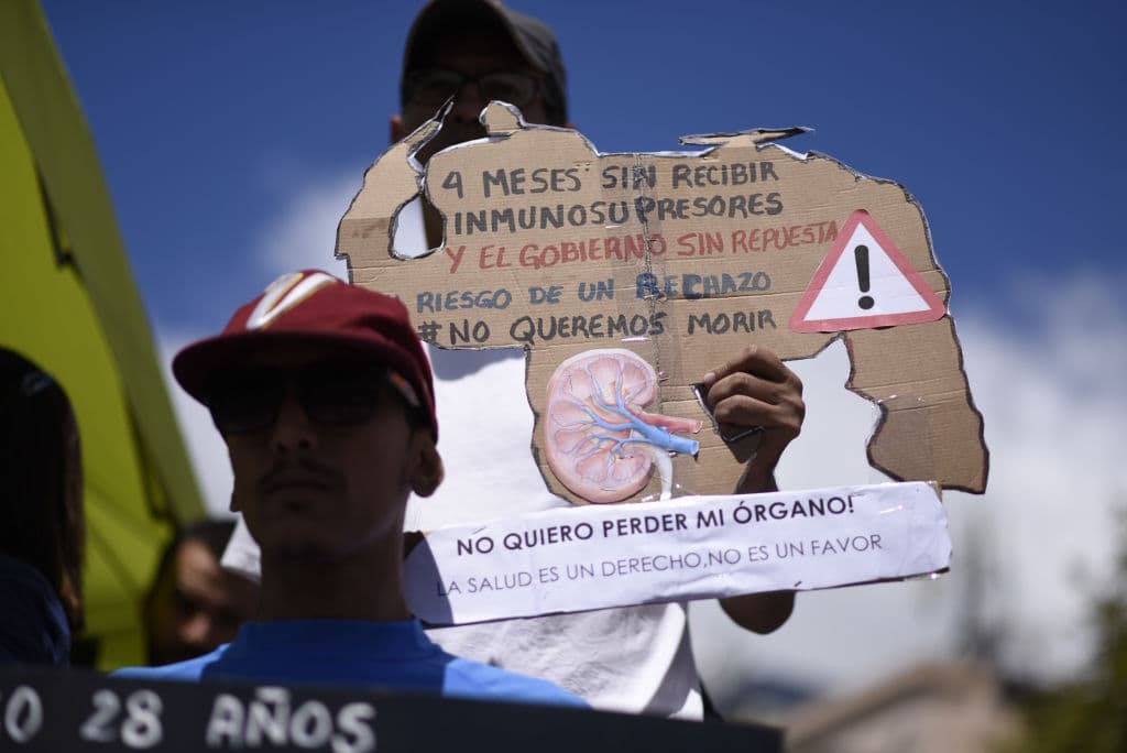 "La salud es un derecho, no un favor": los mensajes de la marcha de los enfermos renales de este jueves en Caracas, Venezuela.