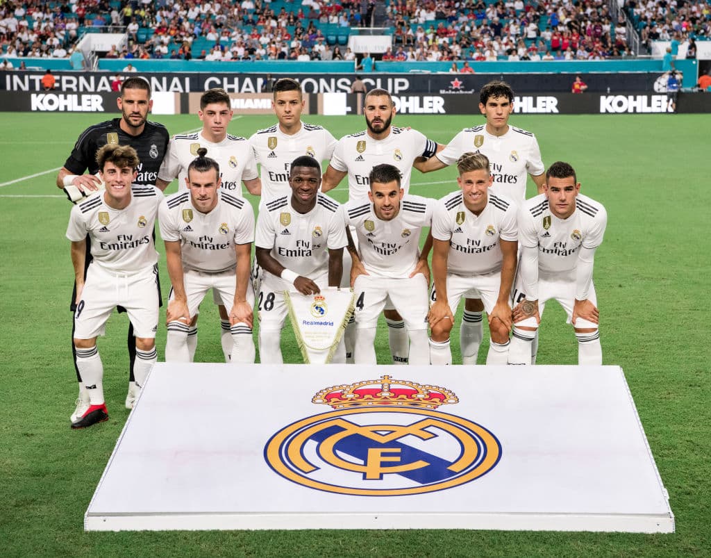 3) 
<b>Real Madrid</b>. Los Merengues están en el tercer escalafón de la lista y son el segundo club español más caro. Los de Chamartín tienen un valor mercado por 957.3 millones de dólares.