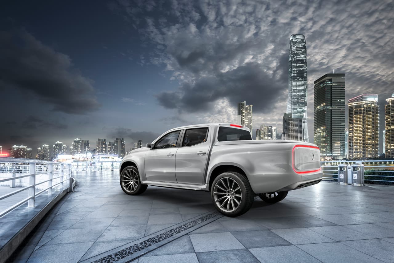 Un rasgo claramente distintivo de la Clase X Stylish Explorer es su parte posterior: una linea ininterrumpida de luz LED que da toda la vuelta alrededor de su cola, lo que le da un caracter único a la pickup según Mercedes-Benz.