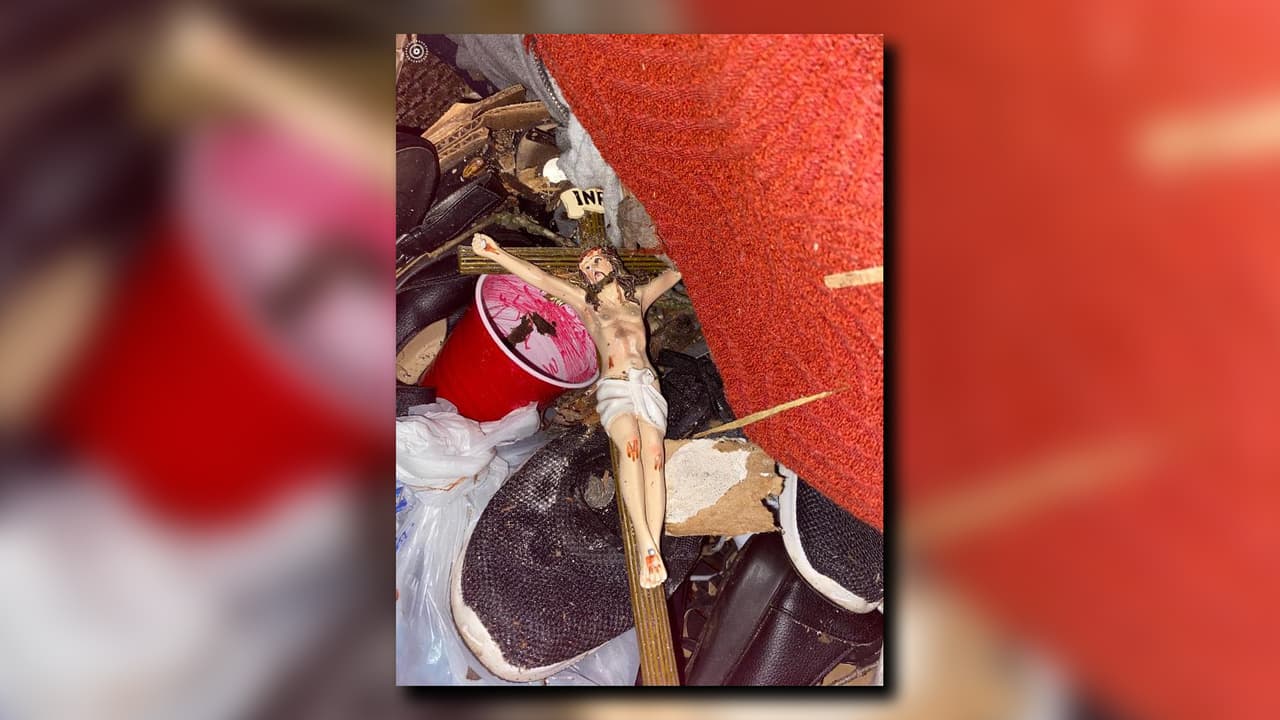 Un Cristo sobresalía entre los escombros de los daños que causó la avioneta.