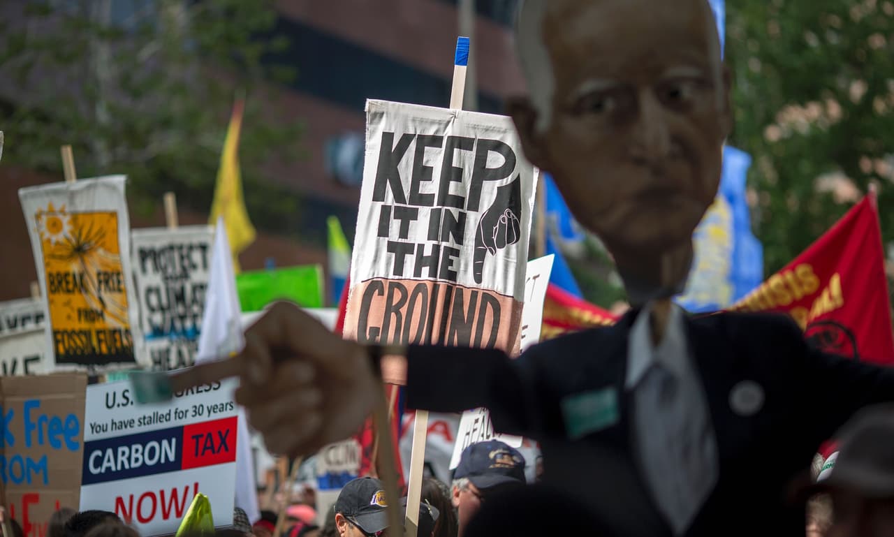 Una protesta en contra del uso de combustibles fósiles en California.
