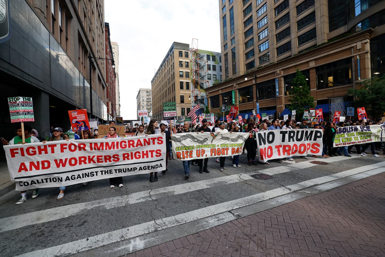 La manifestación también mostró gestos de compromiso personal. Una familia manejó dos horas desde Cicero hasta North Chicago para poder unirse a la movilización y expresar su opinión.